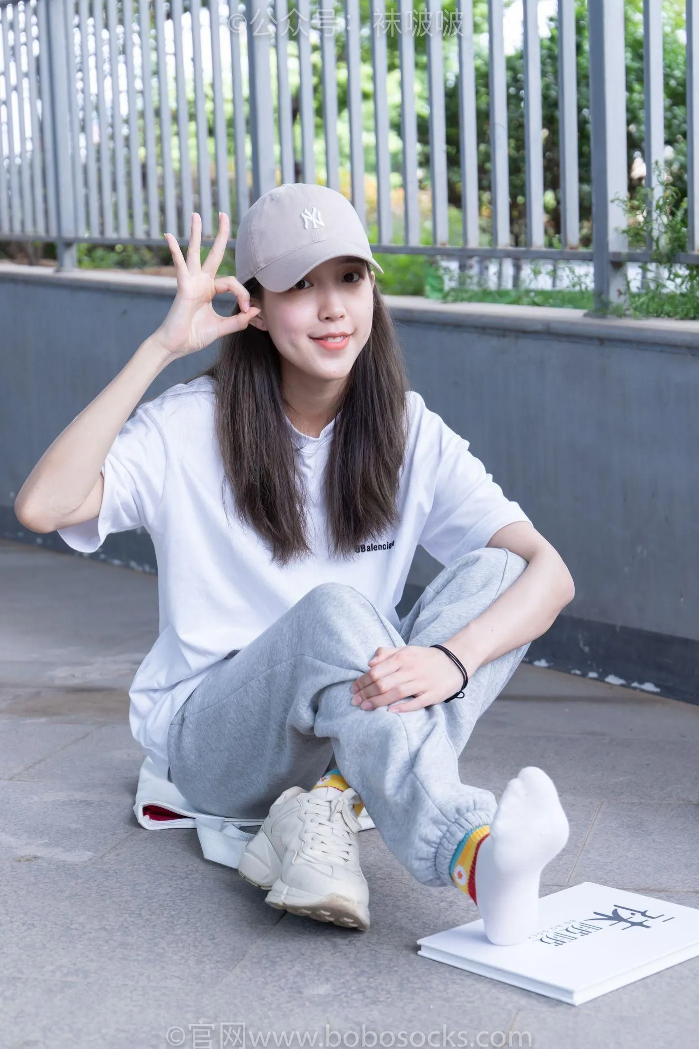 [BoBoSocks袜啵啵]NO.012 泡芙-运动鞋、白棉袜、裸足 [132P]插图1